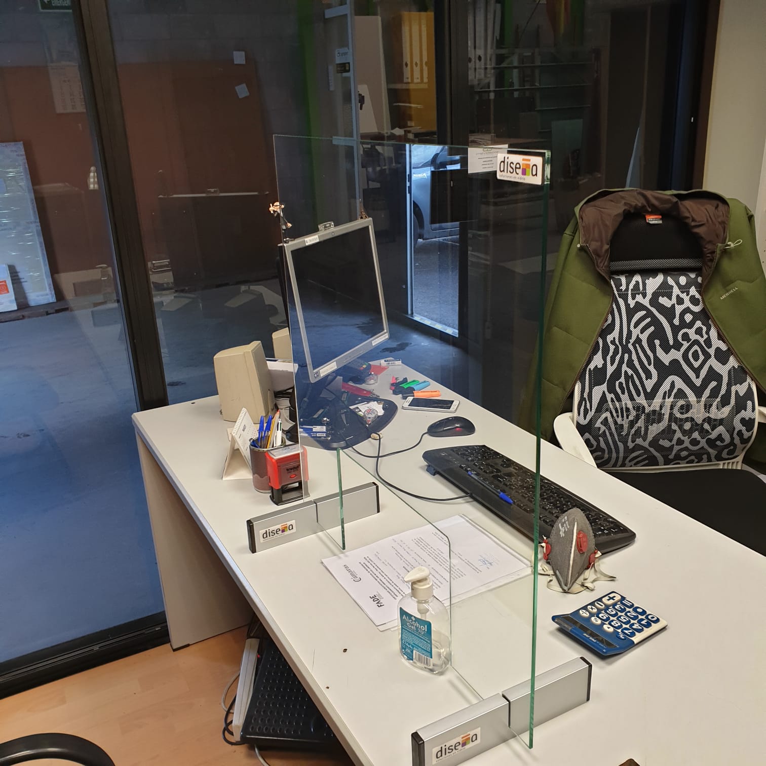 paroi avec distributeur pour bureau